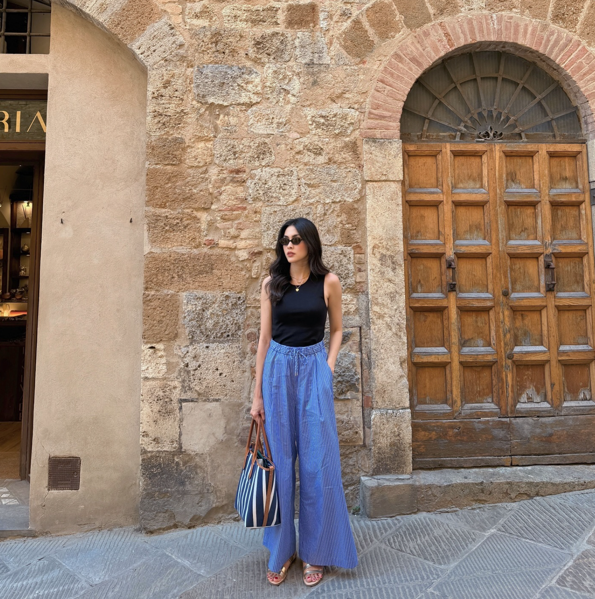 Không trưng trổ hàng hiệu với logo dày đặc, Tăng Thanh Hà chọn phong cách “giàu ngầm” với những món đồ trang nhã, thanh lịch. Ảnh: IG hatangthanh