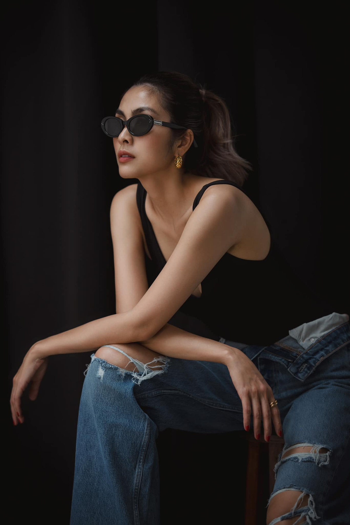 Bí quyết để Hà Tăng luôn nổi bật dù diện đồ đơn giản chính là ở những chi tiết nhỏ. Một chiếc túi xách hàng hiệu, một đôi giày cao gót thanh lịch, hay một chiếc đồng hồ đắt tiền là đủ để nâng tầm cả bộ trang phục. Ảnh: IG hatangthanh