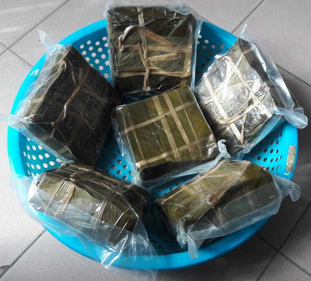 Ngày nay, không ít gia đình Việt chuộng sử dụng bánh chưng hút chân không để kéo dài thời gian bảo quản bánh. Ảnh: Minh Minh.