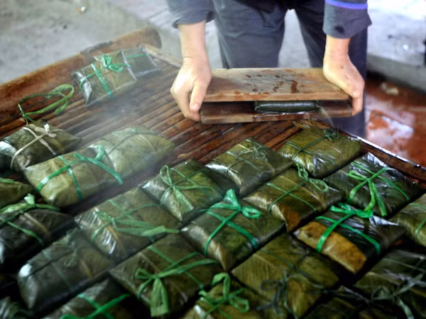 Bánh gói bằng tay, tay gói chuẩn thì đã đủ chắc, không cần ép bánh. Nhưng bánh gói bằng khuôn hoặc người mới tập làm, chưa quen tay thì khâu ép bánh cũng vô cùng quan trọng. Nó không chỉ có tác dụng định hình bánh sau khi chín mà còn giúp ép nước dư ra ngoài, tăng thời gian sử dụng. Ảnh: Digifood.