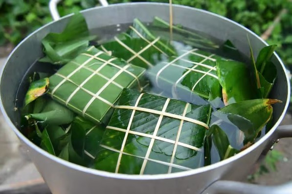 Khi gói bánh chú ý gói chặt tay. Luộc bánh phải chín kỹ để gạo nếp nở đều, bánh dẻo rền và giữ được lâu, tránh tình trạng ẩm mốc ngược từ phần nhân ra phần vỏ hay phần gạo nếp bên trong bánh thường sống lại khi để lâu. Ảnh: Thatlangon.