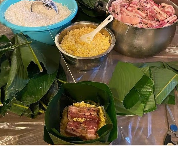 Gạo phải chọn loại gạo nếp dẻo, thơm và đều hạt. Ngâm gạo đủ nước và hạn chế ngâm lâu quá sẽ khiến gạo bị chua và bánh chưng nhanh bị hỏng. Nhân bánh như thịt, đậu xanh, hành… cũng phải chọn loại tươi ngon. Ảnh: Thatlangon.com