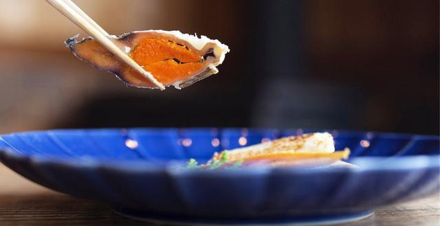 Đặc sản Nhật Bản này rất nặng mùi, có mùi thum thủm, hăng hắc khiến người lần đầu tiên nếm thử sẽ liên tưởng đến mùi “nước tiểu”. Đây là một món ăn không dành cho người yếu tim. Ảnh: Dân Việt