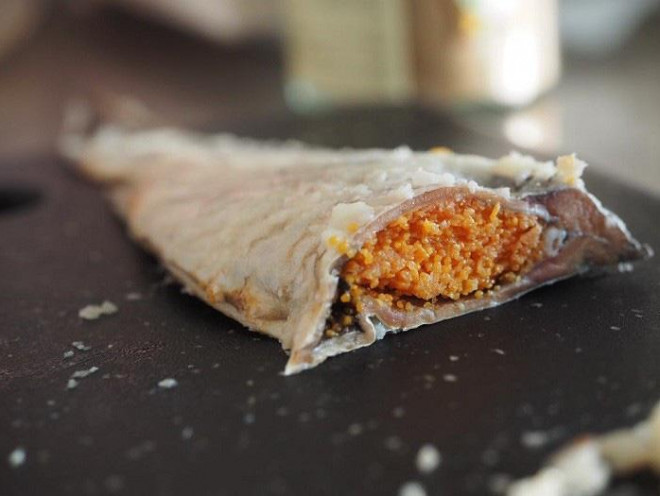 Nguyên liệu chính của món ăn này là cá chép vàng hoặc cá diếc, cá thu, cá ngừ, được ướp muối và lên men cùng với cơm đã lên men trong 3 năm. Ảnh: Dân Việt