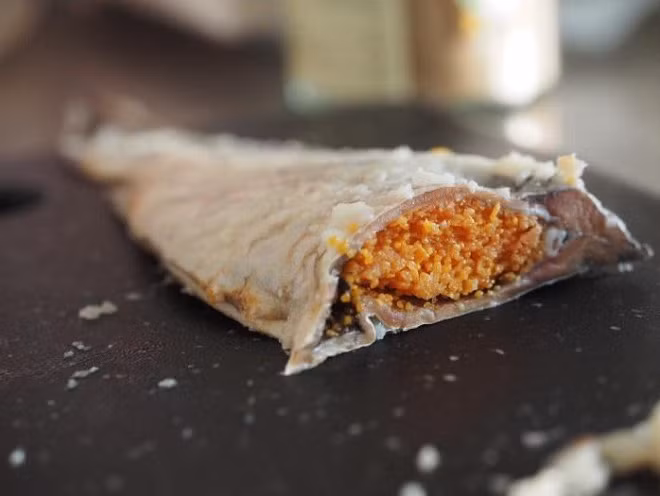 Nguyên liệu chính của món ăn này là cá chép vàng hoặc cá diếc, cá thu, cá ngừ, được ướp muối và lên men cùng với cơm đã lên men trong 3 năm. Ảnh: Dân Việt