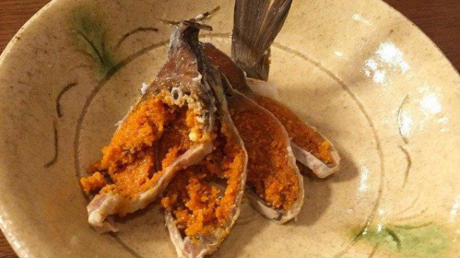 Đối với những người đã từng thưởng thức, Funazushi lại mang đến một hương vị rất riêng biệt, kết hợp giữa vị chua, mặn, béo và một chút hương thơm của gạo lên men. Ảnh: Dân Việt