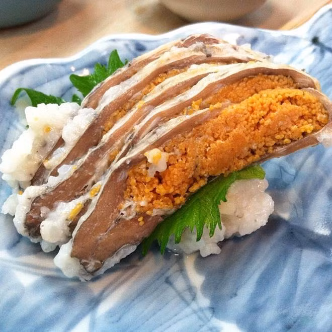  Món "sushi lên men" bốc mùi của Nhật Bản có tên Funazushi, đây là món ăn truyền thống của tỉnh Shiga. Ảnh: Dân Việt