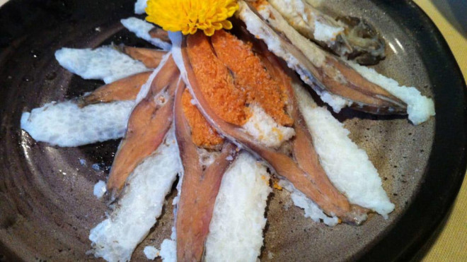 Sau một năm, những con cá đã ướp muối được lấy ra, rửa thật sạch muối và sấy thật khô. Sau đó chúng được nhồi kỹ với cơm nấu chín đã lên men trước đó và ủ kỹ từ 2-3 năm để thịt cá rữa và mềm ra. Ảnh: Dân Việt