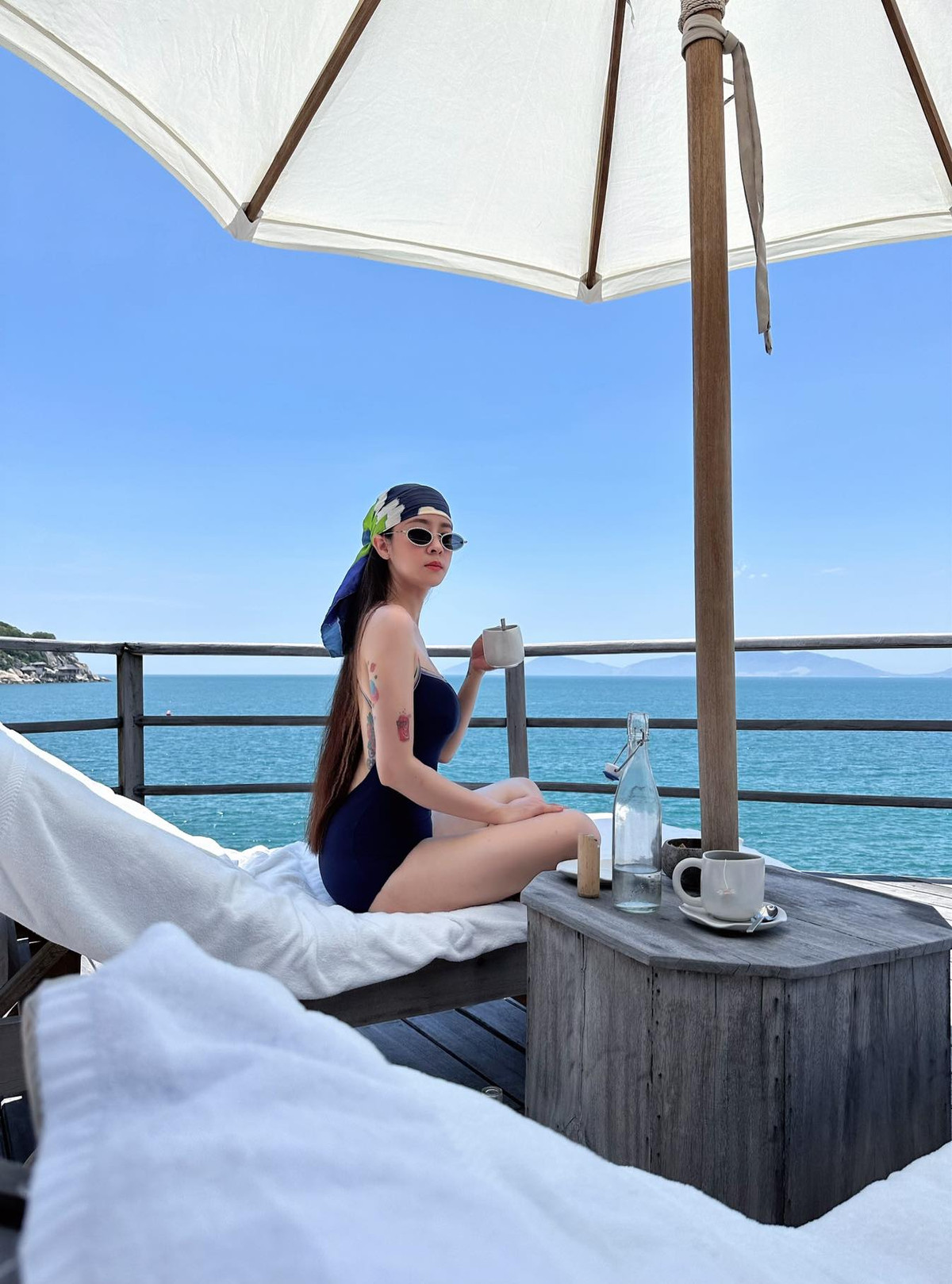 Trên cánh tay của mình, bà mẹ một con còn xăm hình Coca - tên gọi ở nhà của con gái của Thùy Dương.