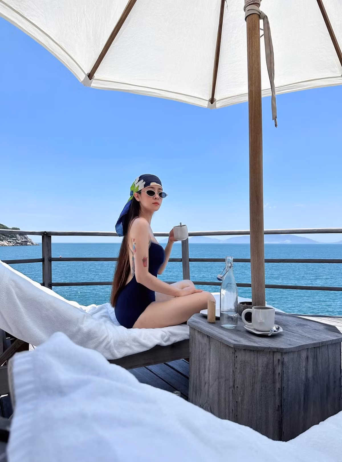 Trên cánh tay của mình, bà mẹ một con còn xăm hình Coca - tên gọi ở nhà của con gái của Thùy Dương.