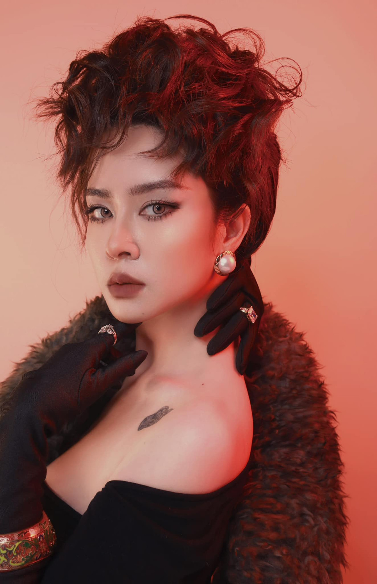 Body gợi cảm của “hoa hậu làng kịch” sở hữu hình xăm khủng - Hình 2 Body goi cam cua “hoa hau lang kich” so huu hinh xam khung-Hinh-2