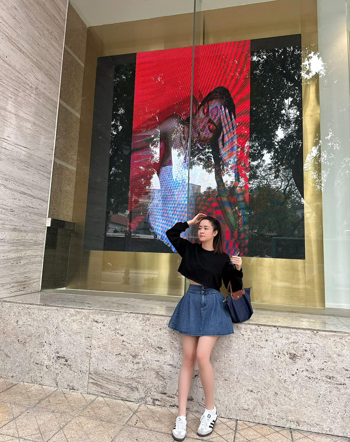 Ở tuổi U40 và là mẹ đơn thân của cô con gái 16 tuổi, vợ cũ của Chí Nhân trong "Chồng cũ, vợ cũ, người yêu cũ" trẻ trung, xinh đẹp, được nhận xét trông như "chị em" khi đứng bên cạnh ái nữ.