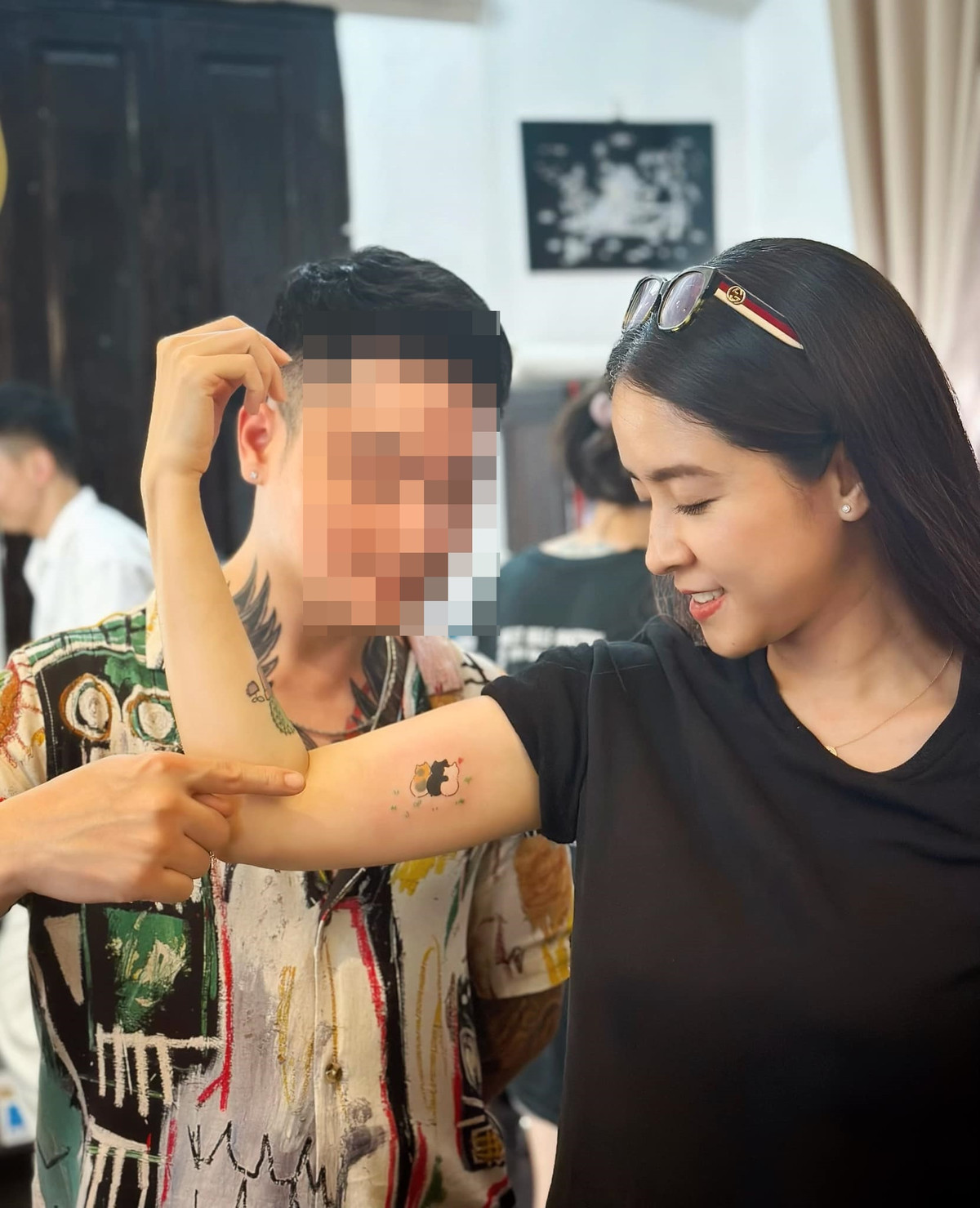 Là một người yêu mèo, "hoa hậu làng kịch" còn xăm hình 3 chú mèo mà cô đang nuôi lên cánh tay của mình.