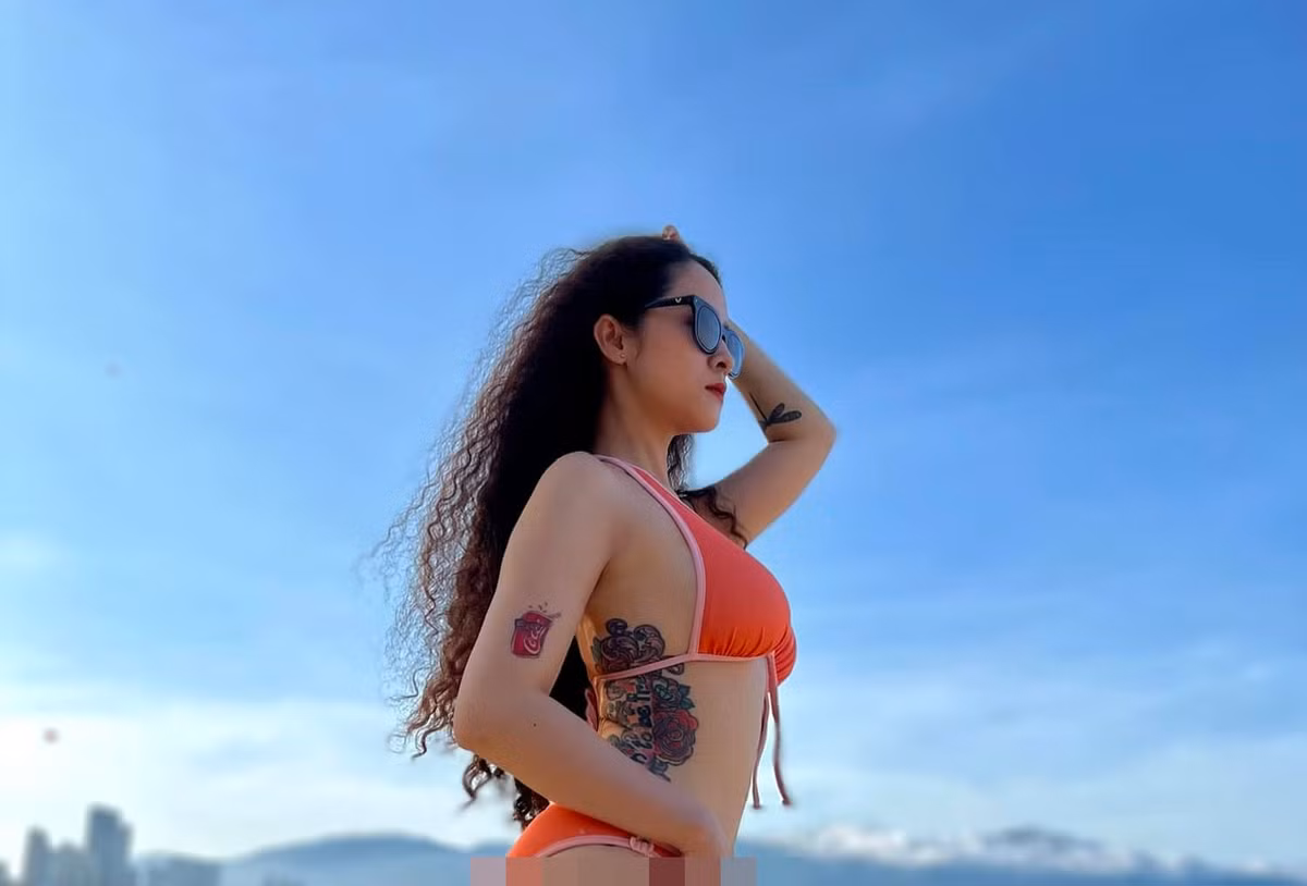 Mỹ nhân 8X gây ấn tượng với hình xăm khủng ở mạn sườn. Cô thường diện áo tắm hay trang phục cắt xẻ khoe trọn hình xăm.