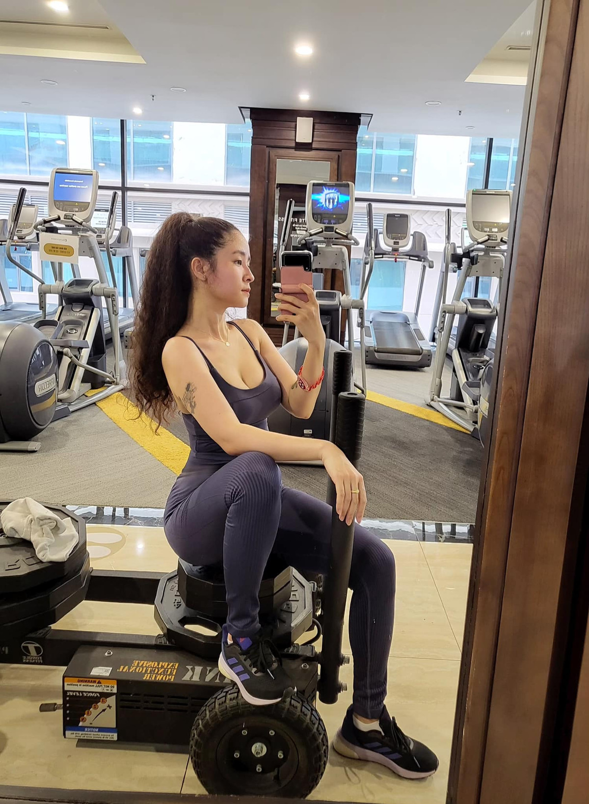 Vóc dáng gợi cảm cùng hình xăm ấn tượng tạo sức hút khó cưỡng của nữ diễn viên.