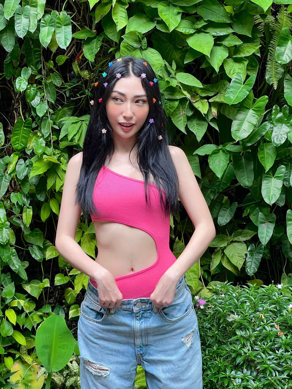 Khác với hình ảnh "bánh bèo" ngày nào, nữ ca sĩ Khổng Tú Quỳnh giờ đây sở hữu body săn chắc, vòng eo con kiến cùng đường cong cơ thể quyến rũ. Ảnh: FBNV