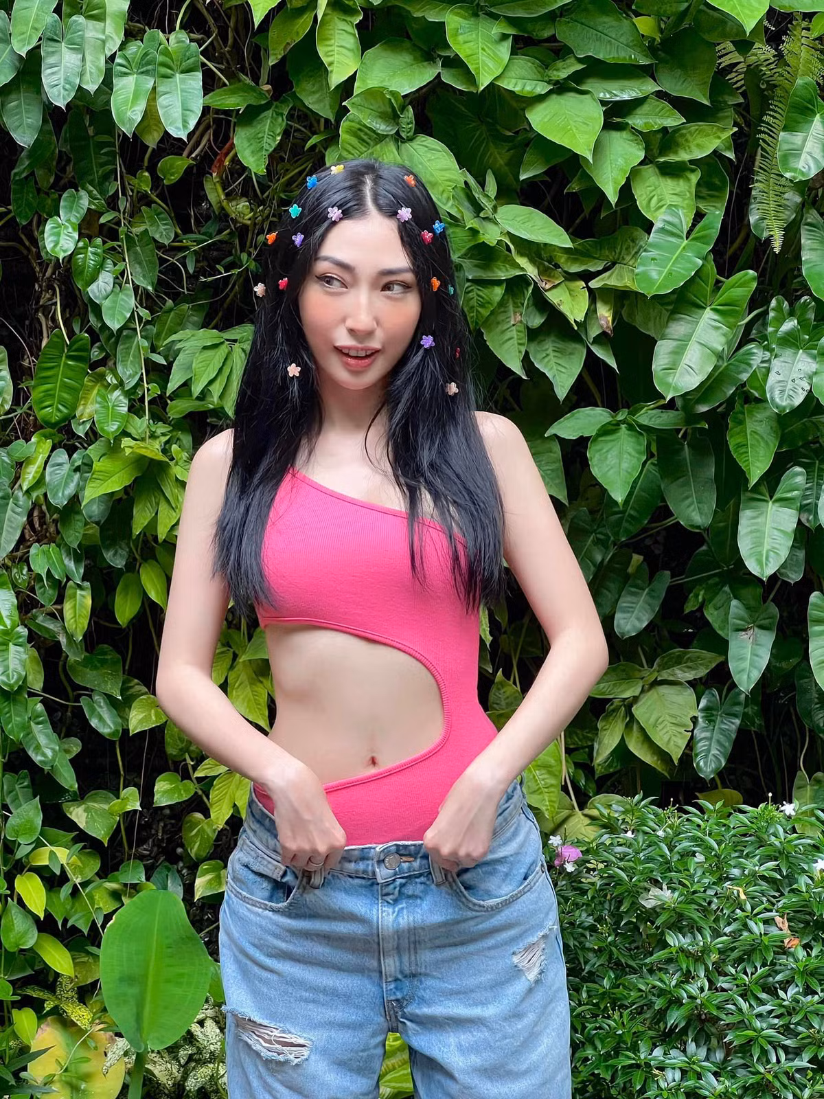 Khác với hình ảnh "bánh bèo" ngày nào, nữ ca sĩ Khổng Tú Quỳnh giờ đây sở hữu body săn chắc, vòng eo con kiến cùng đường cong cơ thể quyến rũ. Ảnh: FBNV