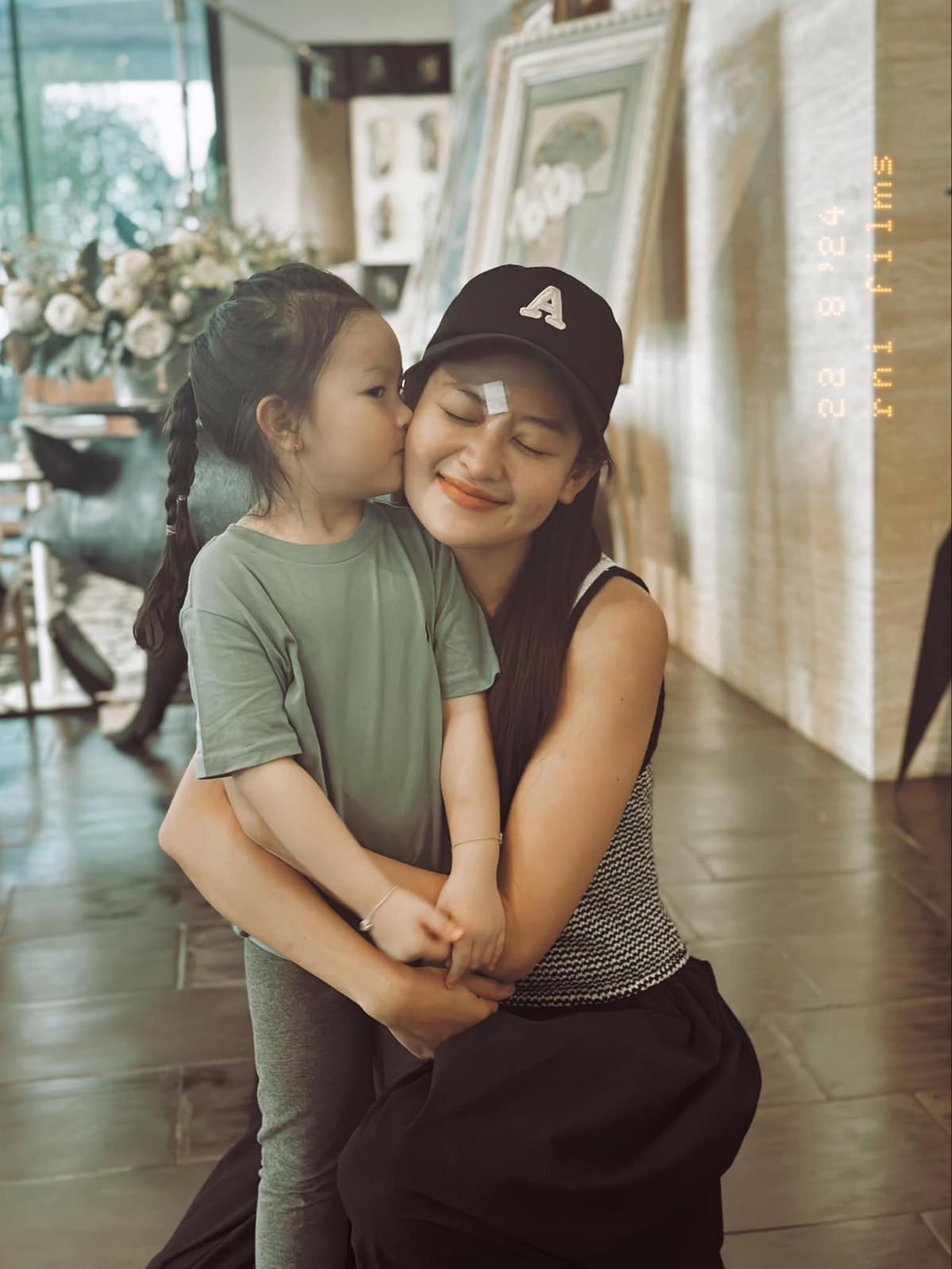 Cô được khán giả biết đến đầu tiên qua vai nữ chính trong bộ phim truyền hình dạng sitcom mang tên "Bộ tứ 10A8" ở thời điểm phát sóng từ những năm 2009-2010. Ảnh: FB Thuỳ Anh