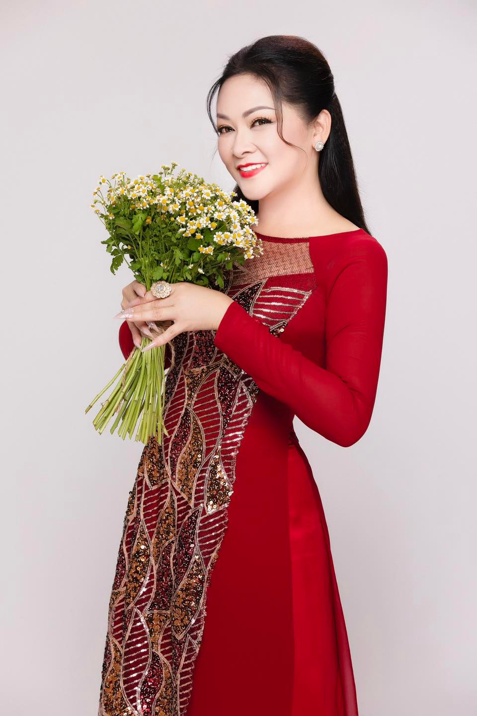 Nữ ca sĩ thường lựa chọn những trang phục nhẹ nhàng, tinh tế, tôn lên vóc dáng và khí chất sang trọng của mình.