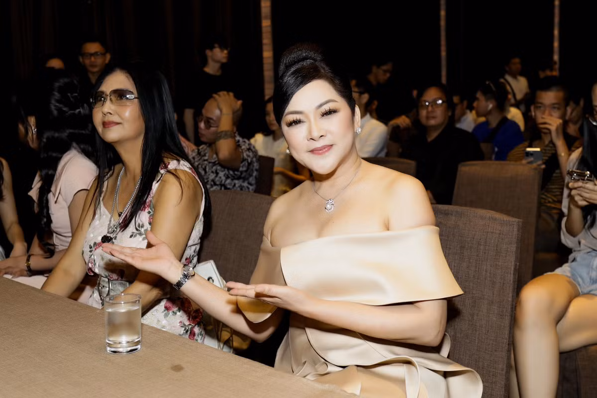 Nụ cười rạng rỡ cùng thần thái tự tin của Như Quỳnh cũng là điểm thu hút đặc biệt, khiến cô luôn nổi bật trong mọi khung hình.