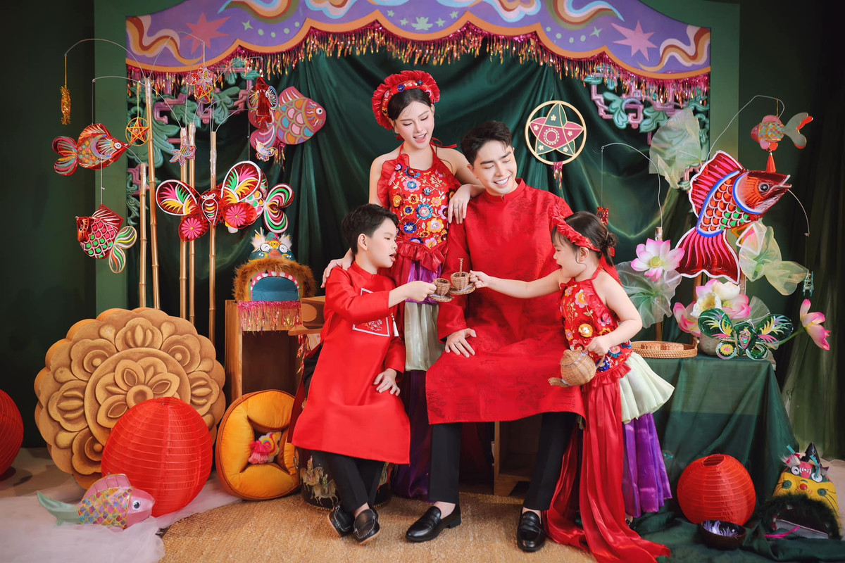 Sau đổ vỡ hôn nhân đầu tiên, ca sĩ Thu Thủy tìm thấy hạnh phúc mới bên doanh nhân Kin Nguyễn, kém cô 10 tuổi. Cặp đôi kết hôn vào tháng 7/2019 và chào đón con gái Lana vào tháng 9/2020. Hiện tại, ca sĩ Thu Thủy đã có hai người con. Ảnh: FB Nguyễn Thu Thuỷ