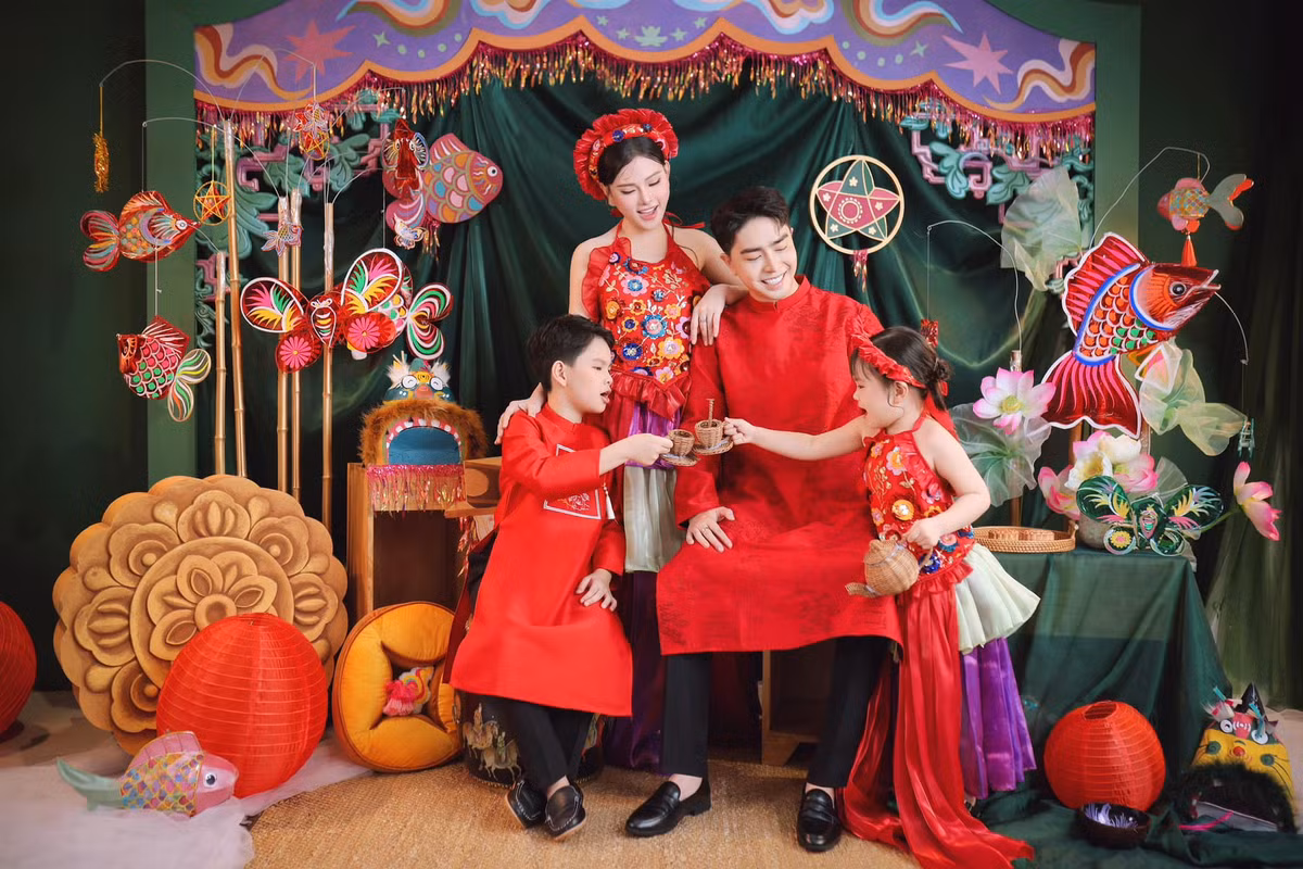 Sau đổ vỡ hôn nhân đầu tiên, ca sĩ Thu Thủy tìm thấy hạnh phúc mới bên doanh nhân Kin Nguyễn, kém cô 10 tuổi. Cặp đôi kết hôn vào tháng 7/2019 và chào đón con gái Lana vào tháng 9/2020. Hiện tại, ca sĩ Thu Thủy đã có hai người con. Ảnh: FB Nguyễn Thu Thuỷ