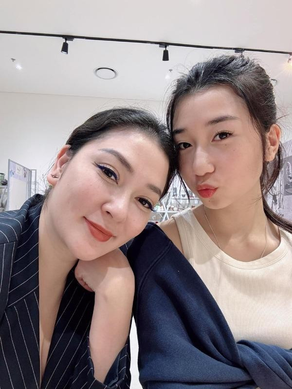 Theo nàng hậu, cô đang tận hưởng cuộc sống gia đình viên mãn, hạnh phúc bên con cái và người chồng thứ hai. Ảnh: Sức Khỏe &amp; Đời Sống