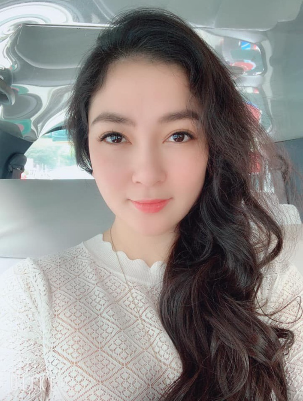 Cô vẫn nhận được nhiều sự quan tâm của công chúng và truyền thông. Mỗi khi xuất hiện, Hoa hậu Việt Nam 2004 đều khiến người hâm mộ ngưỡng mộ bởi vẻ đẹp không tuổi và phong thái tự tin. Ảnh: Báo Phụ nữ Thủ đô