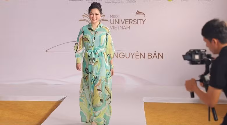 Sau 20 năm kể từ ngày đăng quang Hoa hậu Việt Nam 2004, Nguyễn Thị Huyền vẫn thu hút giới truyền thông bởi vẻ đẹp ngọt ngào tươi trẻ. Ảnh: Báo Phụ nữ Thủ đô