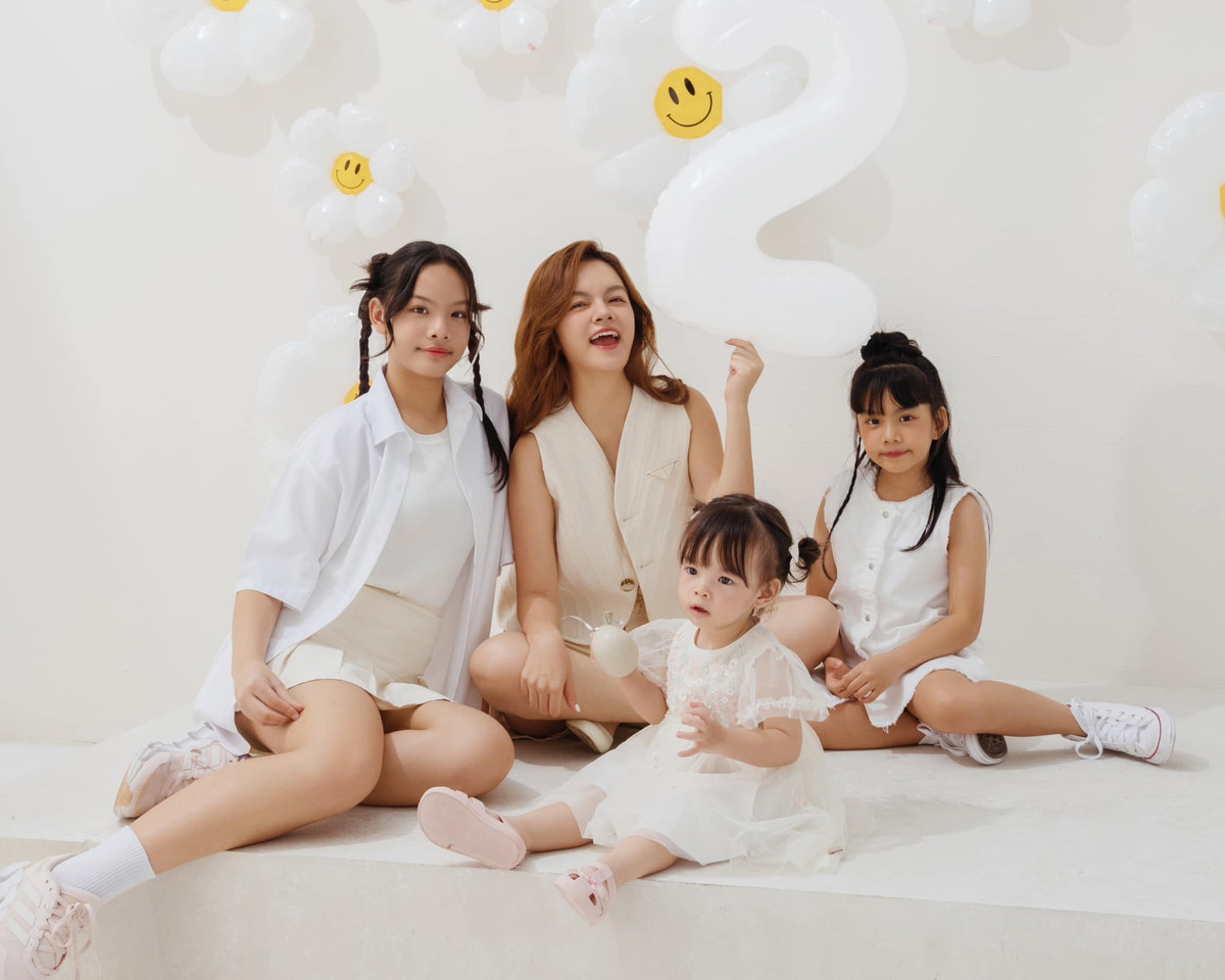 Phạm Quỳnh Anh sinh con gái thứ 3 hồi tháng 7/2022. Sau khi sinh con, cô lấy lại vóc dáng nhanh chóng nhờ tập luyện yoga, vận động thể thao đều đặn. Ảnh: FB Phạm Quỳnh Anh