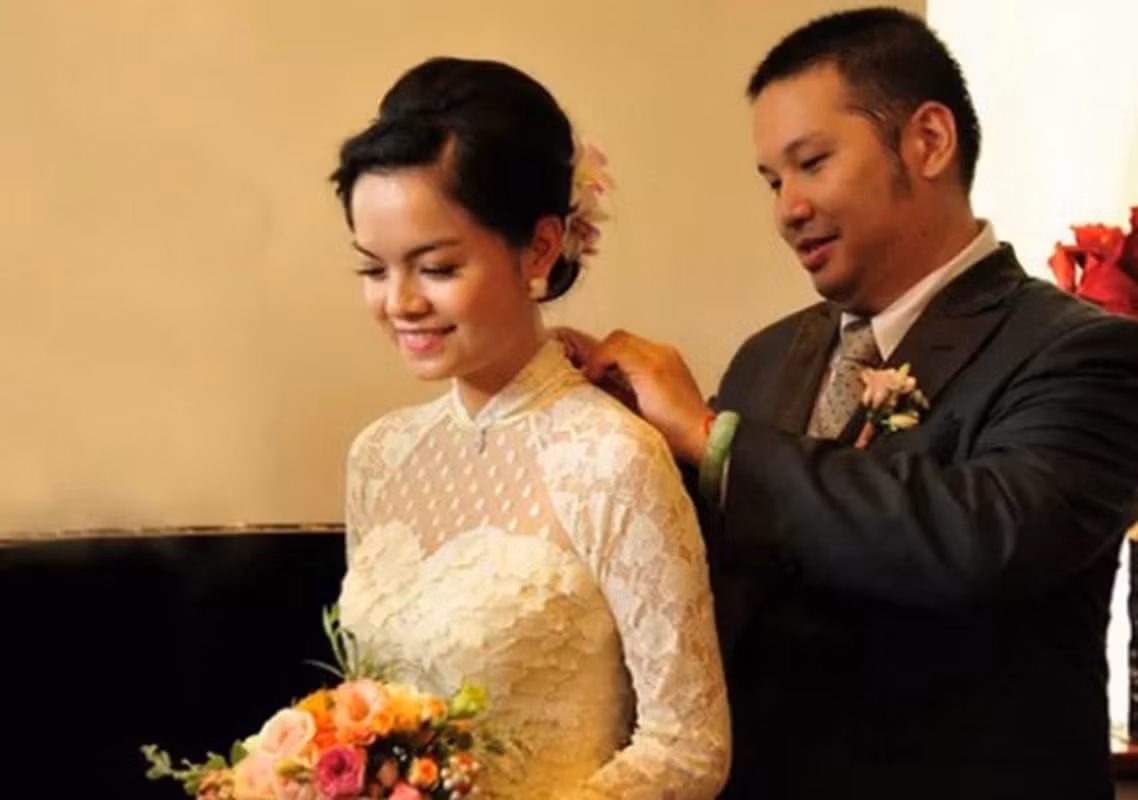 Phạm Quỳnh Anh từng có thời gian dài gắn bó với ông bầu Quang Huy. Cả hai gặp gỡ và hợp tác từ khi cô Nam tiến. Sau 10 năm yêu nhau, họ kết hôn nhưng chia tay sau 6 năm chung sống. Phạm Quỳnh Anh nhận nuôi 2 con gái. Ảnh: GĐ&amp;XH