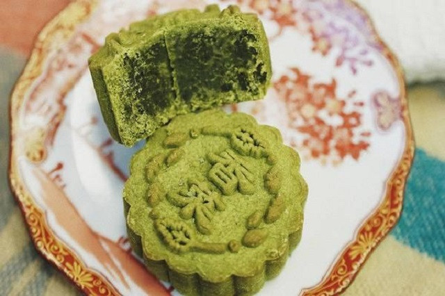 Bánh Trung thu vị rau mùi của Đài Loan cũng độc đáo không kém, bánh có màu xanh đẹp mắt, chứa rau mùi trong cả vỏ và nhân bánh. Ảnh: Dân Việt