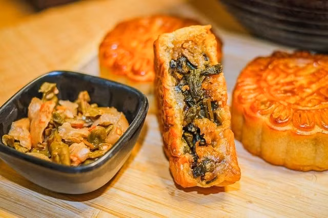 Đứng đầu danh sách những chiếc bánh Trung thu độc lạ phải kể đến bánh nhân bún ốc nổi tiếng ở Quảng Tây, Trung Quốc. Với sự kết hợp độc đáo của bún khô, thịt ốc, nụ bạch hoa, măng chua và các gia vị bí truyền, mỗi miếng bánh sẽ đưa thực khách đến ngay trung tâm của phố ẩm thực Liễu Châu. Ảnh: Dân Việt