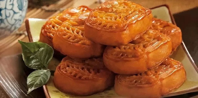 Xuất xứ từ vùng Triều Sán, Quảng Đông, bánh Trung thu nhân chao là một món ăn truyền thống với hương vị độc đáo. Nhân bánh làm từ chao, tỏi, mỡ lợn và đường mang đến vị béo ngậy, ngọt thanh. Vỏ bánh giòn xốp, tạo nên một sự kết hợp hoàn hảo. Ảnh: Dân Việt