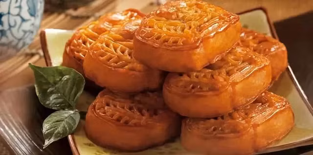 Xuất xứ từ vùng Triều Sán, Quảng Đông, bánh Trung thu nhân chao là một món ăn truyền thống với hương vị độc đáo. Nhân bánh làm từ chao, tỏi, mỡ lợn và đường mang đến vị béo ngậy, ngọt thanh. Vỏ bánh giòn xốp, tạo nên một sự kết hợp hoàn hảo. Ảnh: Dân Việt