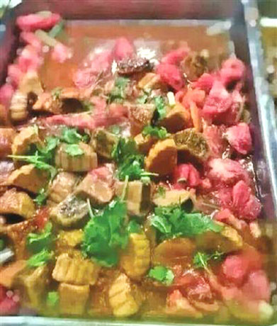 Căng tin của Đại học Hàng không dân dụng Trung Quốc từng gây sốt với món bánh Trung thu nướng nhân đậu xanh rán và được xào với cà chua. Món bánh này chắc hẳn sẽ khiến không ít thực khách phải bất ngờ, thậm chí không dám thử. Ảnh: File photo