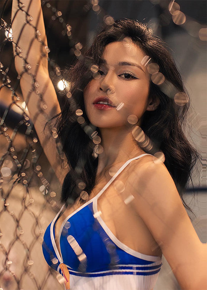 Khác với hình ảnh trên phim, ngoài đời, Quỳnh Châu gây ấn tượng bởi gu ăn mặc trẻ trung, tôn vóc dáng.