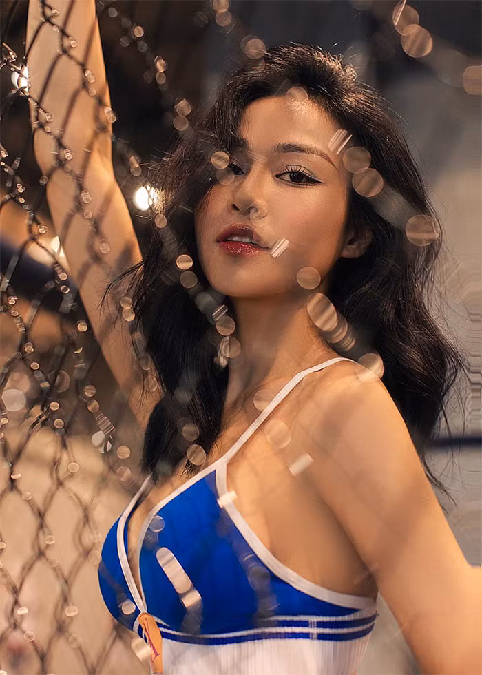 Khác với hình ảnh trên phim, ngoài đời, Quỳnh Châu gây ấn tượng bởi gu ăn mặc trẻ trung, tôn vóc dáng.