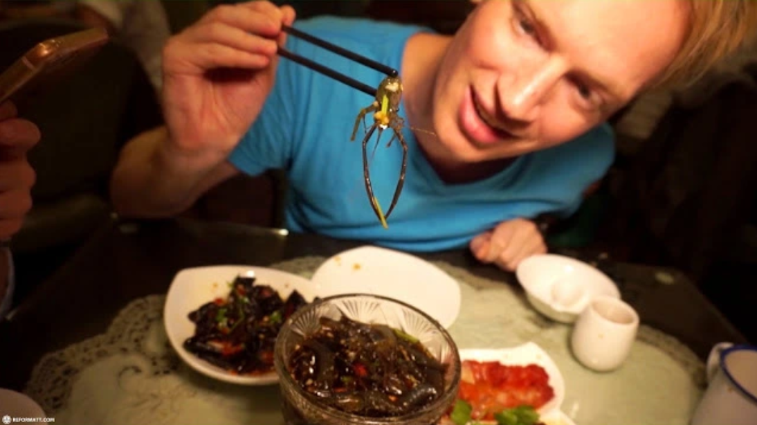 Hương vị của tôm "say rượu" rất đặc biệt, vừa có vị ngọt của thịt tôm, vừa có vị cay nồng của rượu. Tuy nhiên, điều khiến món ăn này trở nên nổi tiếng lại chính là hình ảnh những con tôm "say" ngắc ngoải trong bát rượu. Ảnh: Dân Việt