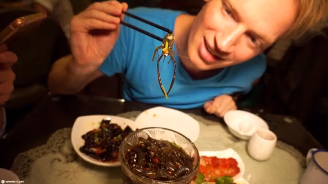 Hương vị của tôm "say rượu" rất đặc biệt, vừa có vị ngọt của thịt tôm, vừa có vị cay nồng của rượu. Tuy nhiên, điều khiến món ăn này trở nên nổi tiếng lại chính là hình ảnh những con tôm "say" ngắc ngoải trong bát rượu. Ảnh: Dân Việt