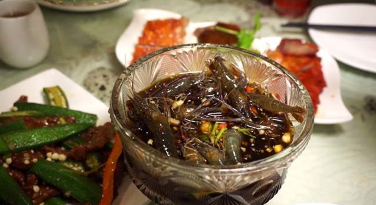 Ẩm thực Trung Quốc vốn nổi tiếng với sự đa dạng và phong phú, từ những món ăn quen thuộc cho đến những món ăn kỳ lạ, độc đáo. Trong số đó, tôm "say rượu" là một trong những món ăn gây tò mò và tranh cãi nhất. Ảnh: Người đưa tin