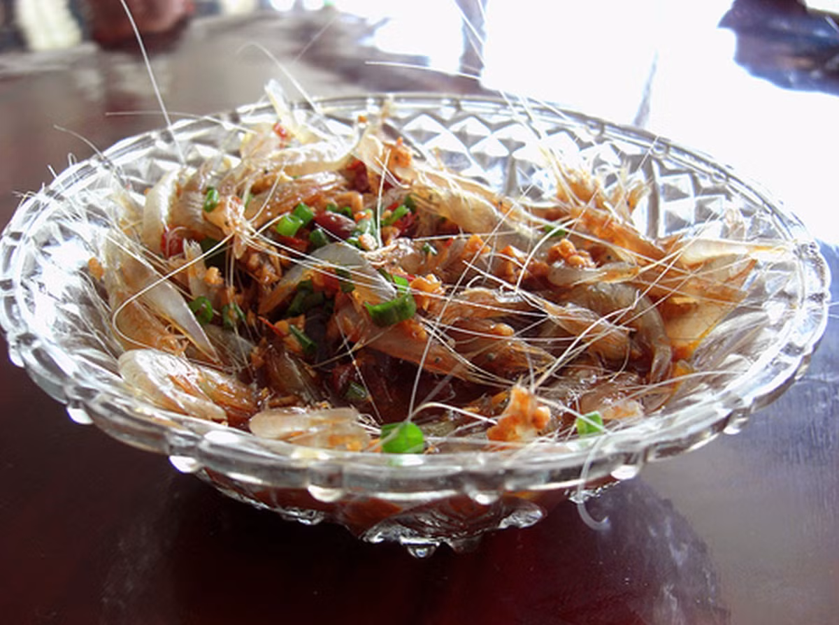 Tại sao nói là tôm bị "say"? Bởi vì trong quá trình bị nhấn chìm trong rượu, tôm vẫn sống, chúng phản kháng bằng cách búng, nhảy nhưng không thoát ra được. Dần dần, những con tôm hoạt động yếu đi, chỉ còn giãy nhẹ như người say rượu. Ảnh: Best10travel