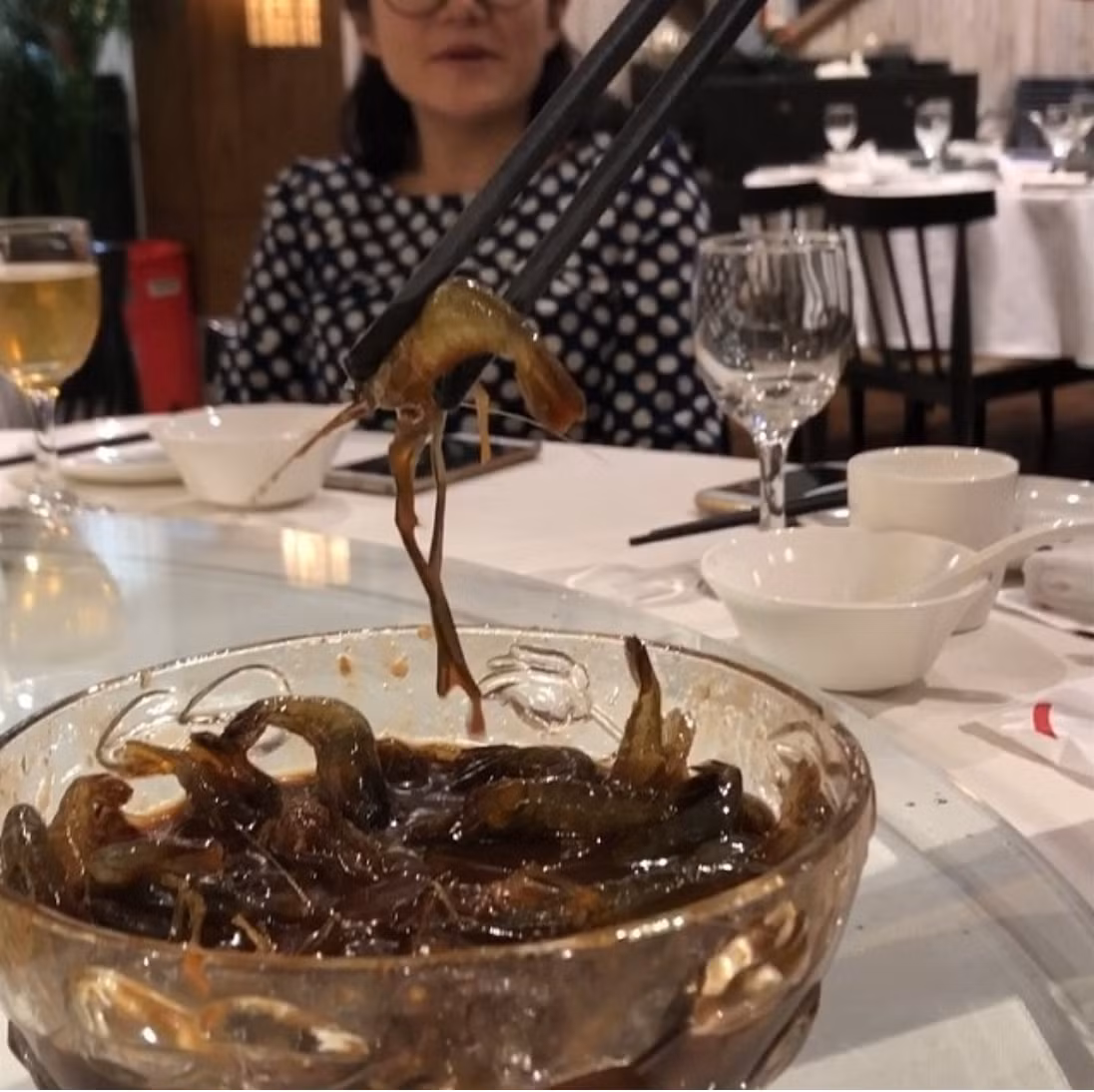 Nếu không dám ăn trực tiếp tôm sống say rượu, bạn có thể châm lửa vào bát rượu, lửa sẽ bùng lên và tôm sẽ được nướng chín, cực kỳ thơm ngon và đậm đà. Ảnh: Dân Việt