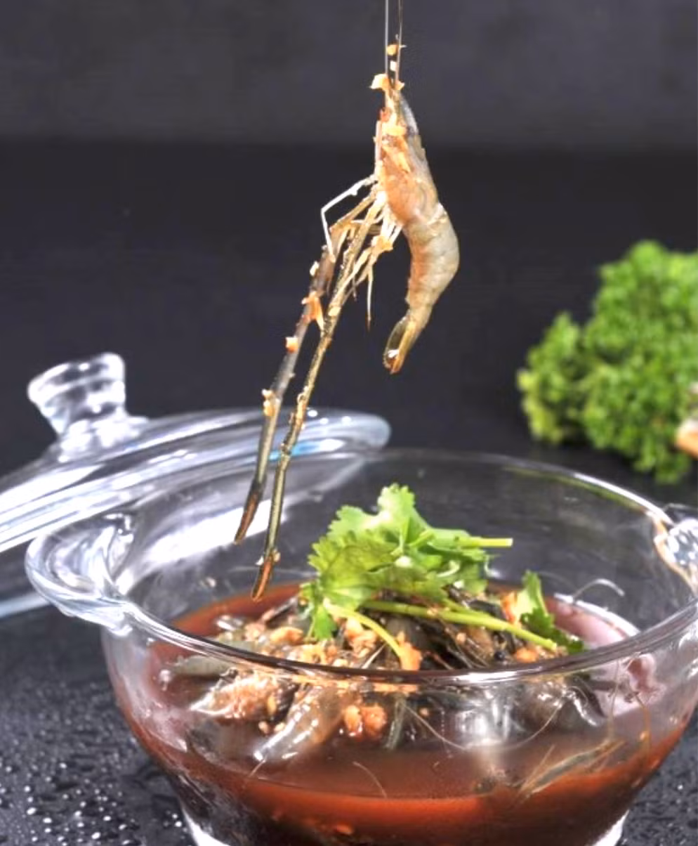 Đặc sản tôm "say rượu" được chế biến bằng cách ngâm những con tôm tươi sống vào rượu mạnh trong một khoảng thời gian nhất định. Ảnh: Sohu