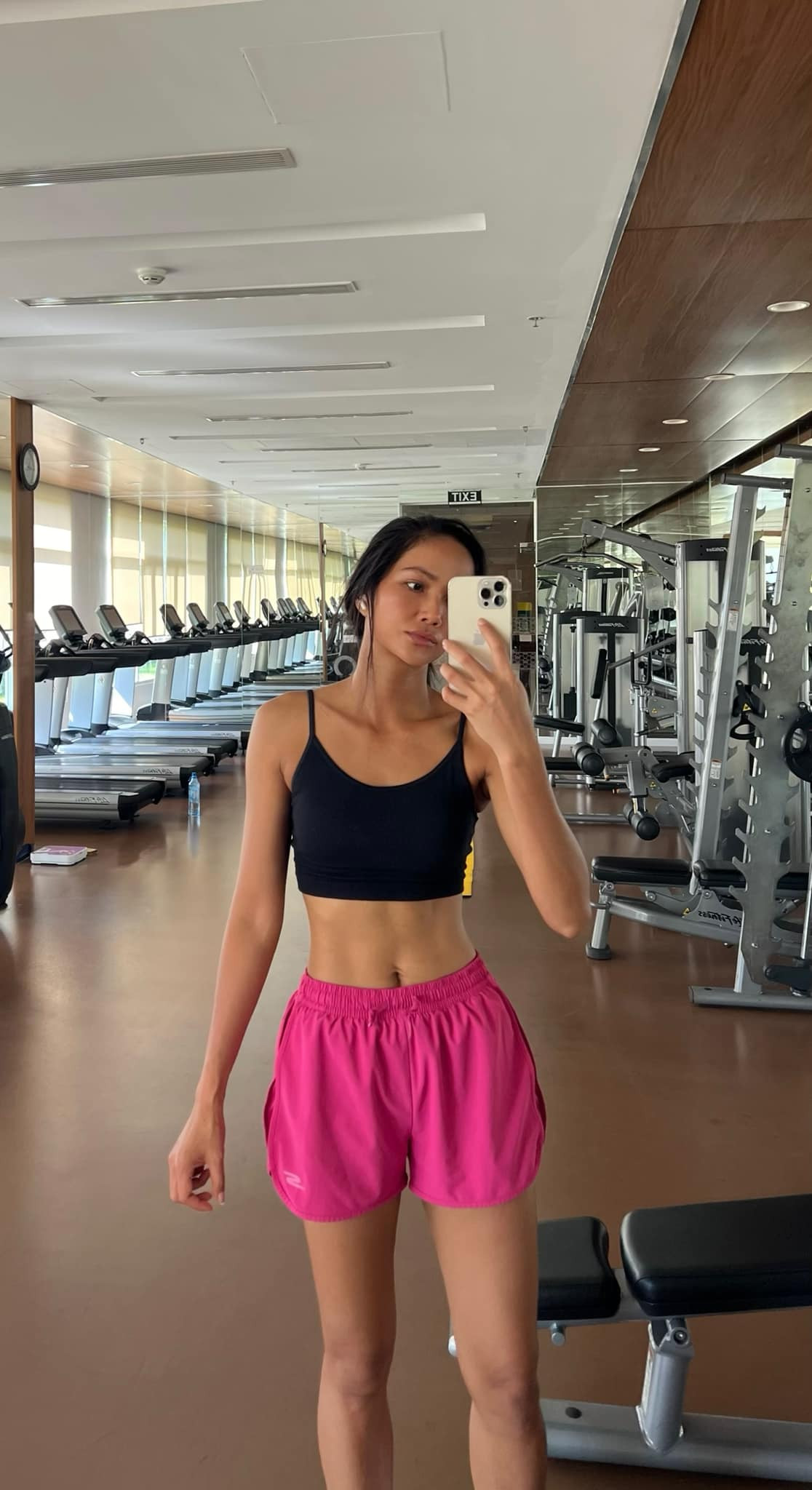 H'Hen Niê tiết lộ dậy từ 5h sáng, chạy 10km mỗi ngày và ăn theo chế độ để giữ dáng. Ảnh: FB H'Hen Niê