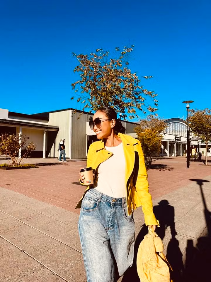 Đoan Trang diện đồ trẻ trung trong chuyến công tác châu Âu. Ảnh: FB Doan Trang