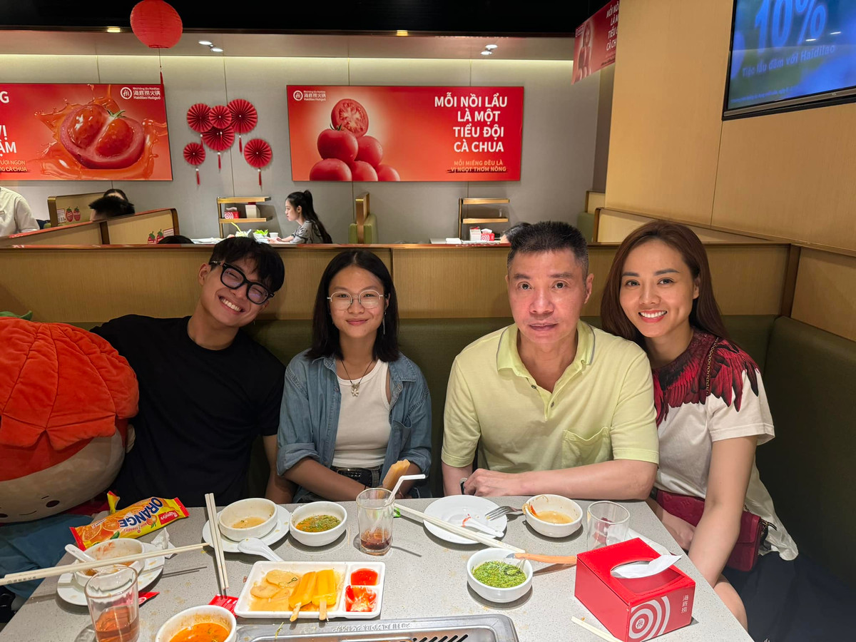 Công Lý đi ăn cùng vợ trẻ và hai con riêng. Ảnh: FB Nguyễn Công Lý