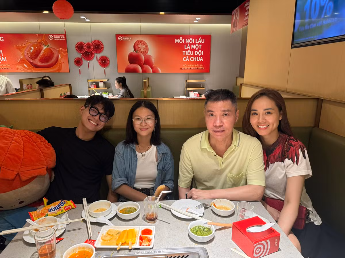 Công Lý đi ăn cùng vợ trẻ và hai con riêng. Ảnh: FB Nguyễn Công Lý