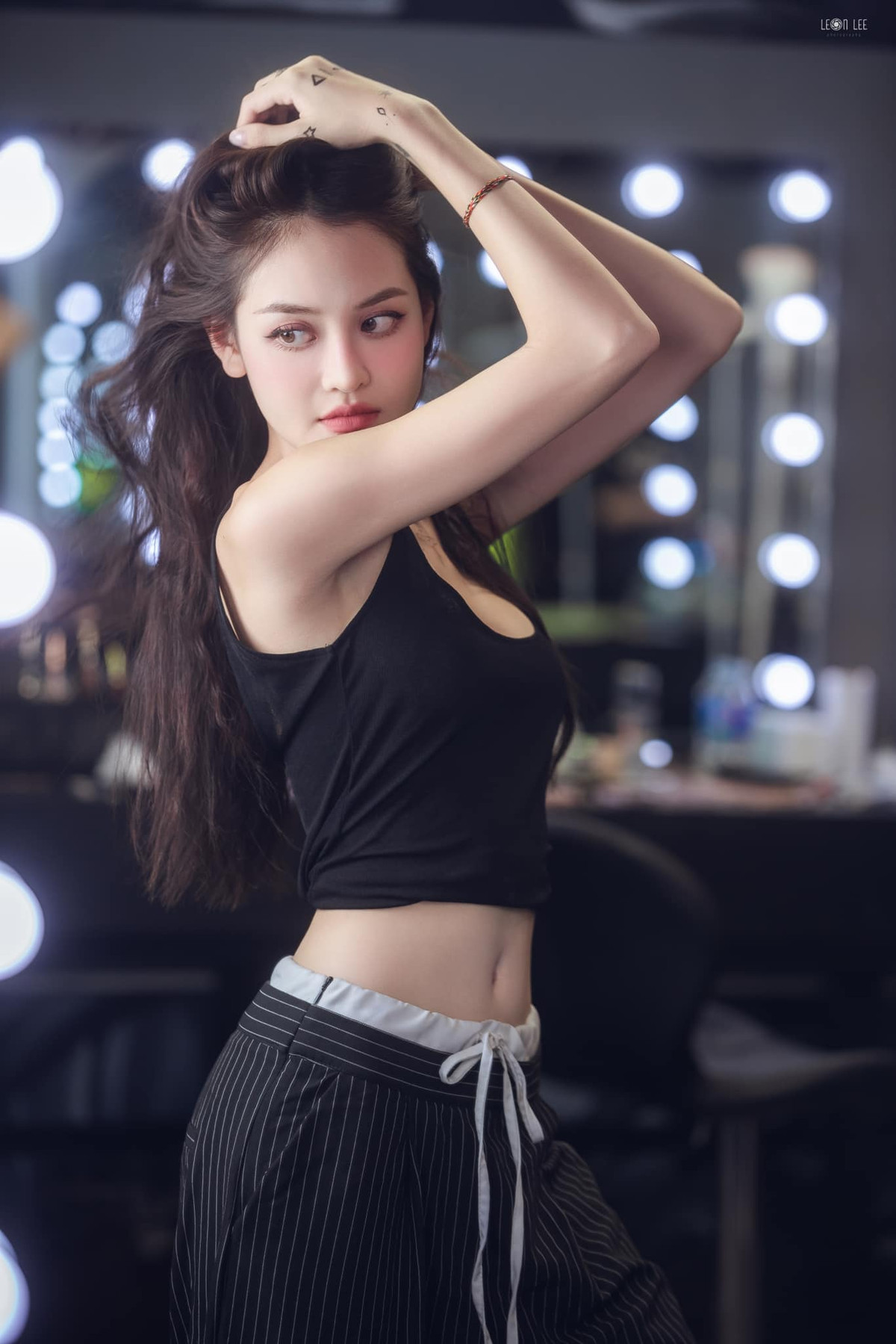 Diễn viên Thùy Anh đẹp rạng ngời, để lộ vòng eo thon gọn đáng mơ ước. Ảnh: FB Thuỳ Anh