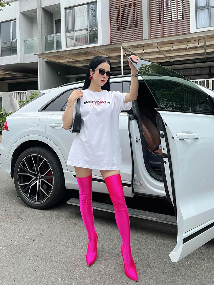 Gần đây, mối quan hệ của Diệp Lâm Anh và chồng cũ lại gây chú ý khi Đức Phạm đăng bài viết đề cập tới Diệp Lâm Anh trên mạng xã hội đồng thời chia sẻ loạt ảnh chụp màn hình tin nhắn của vợ cũ, với nội dung cô chủ động nhắn tin hỏi thăm, rủ rê anh đi cà phê. (Ảnh: FB Diệp Lâm Anh)